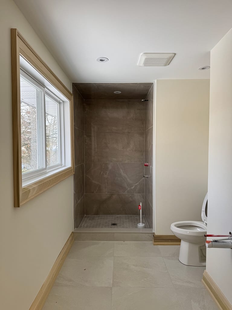 a window trim and baseboard installed by a finish carpenter at Wood Job Finish Carpentry in a Milton home bathroom
